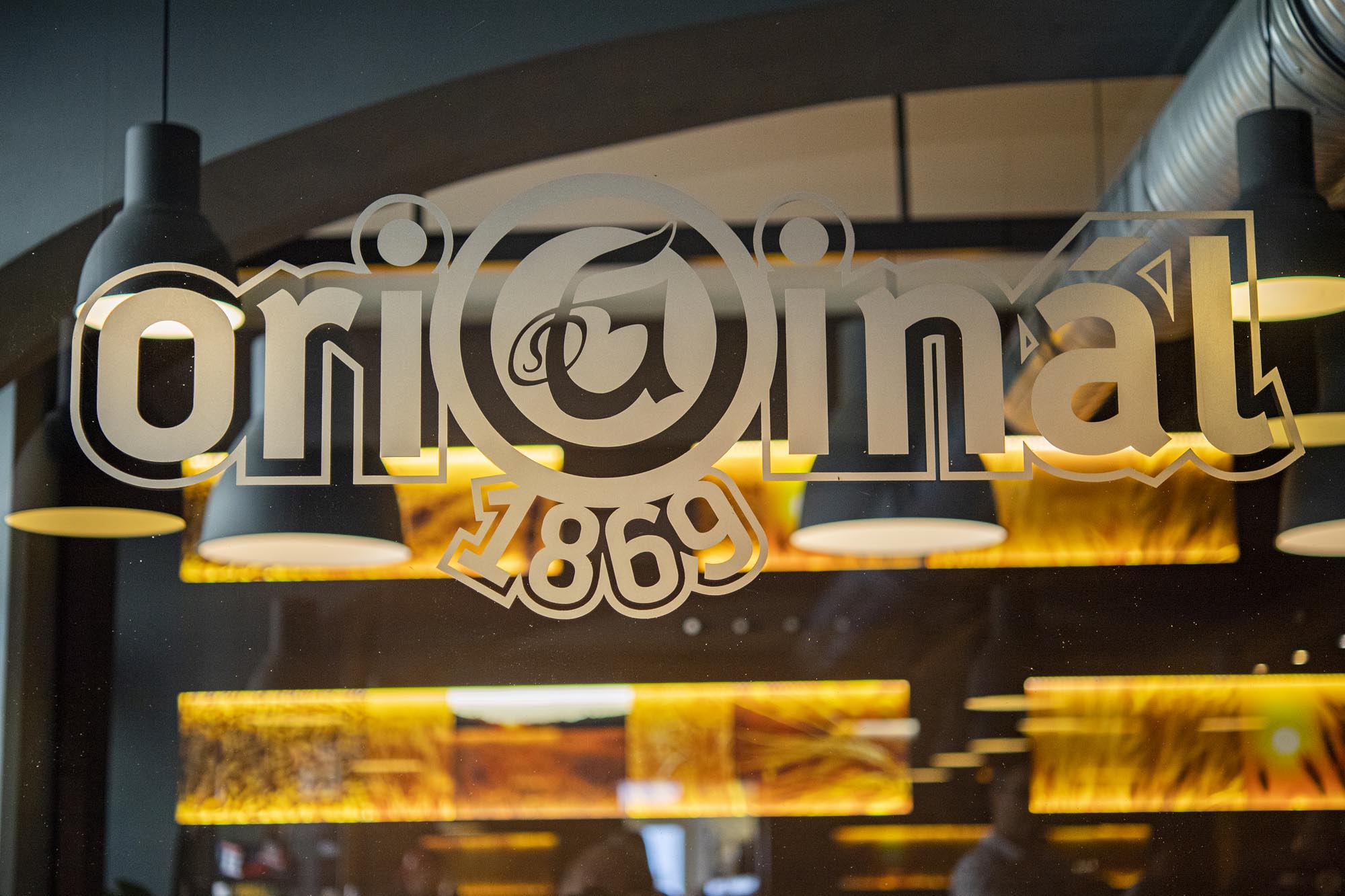 Prosklený nápis originál 1869 v interiéru restaurace